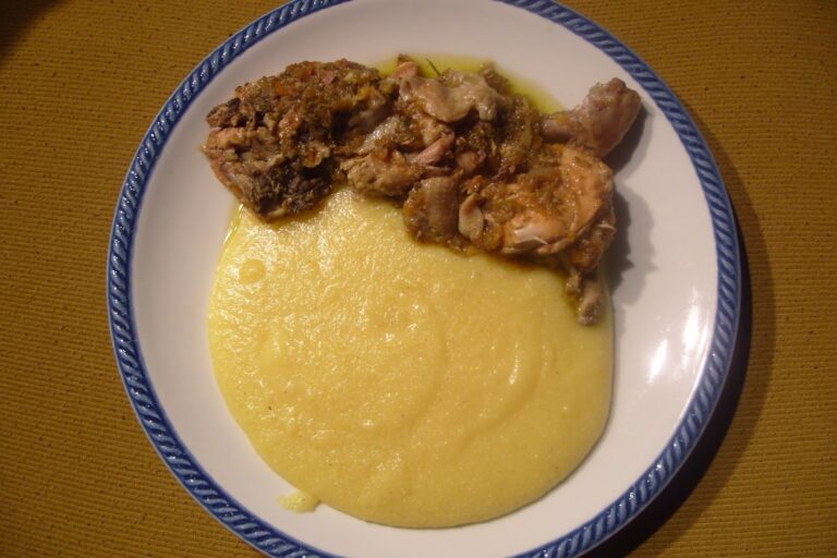“Arte culi ‘n aria”, la quarta ricetta vicentina di Umberto riva dal suo libro: pollo in umido e polenta molle, “Ge go brusa? i penoti”