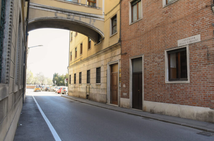 Contrada delle Chioare