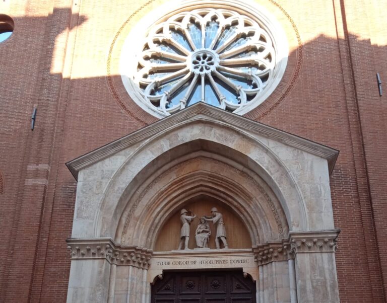 La magnifica Chiesa di Santa Corona nel cuore della città accoglie il visitatore con calore