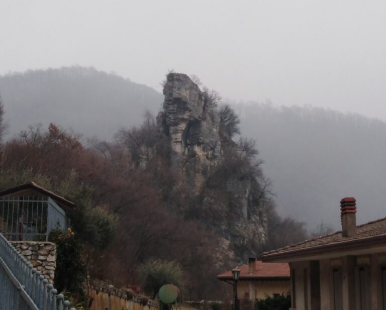 Dall’Omo della Roccia al Monte Stomita, ecco gli itinerari “selvaggi” sui colli di Cornedo Vicentino