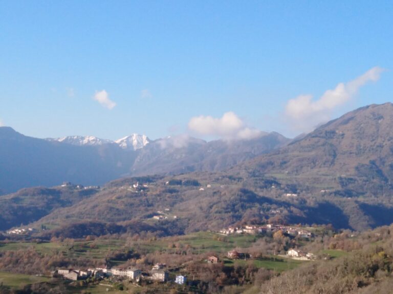 Altissimo, dalla grotta di Lourdes più piccola del vicentino ai panorami di collina