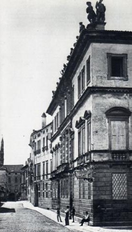 L'androne interno e la loggia di Ercole