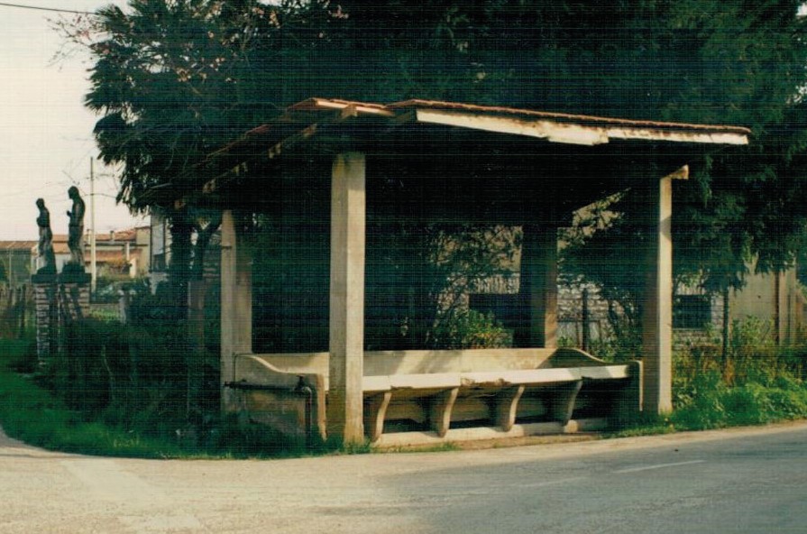 Lavatoi di Vicenza: quello al Borghetto in via Saviabona (1930), foto 1997