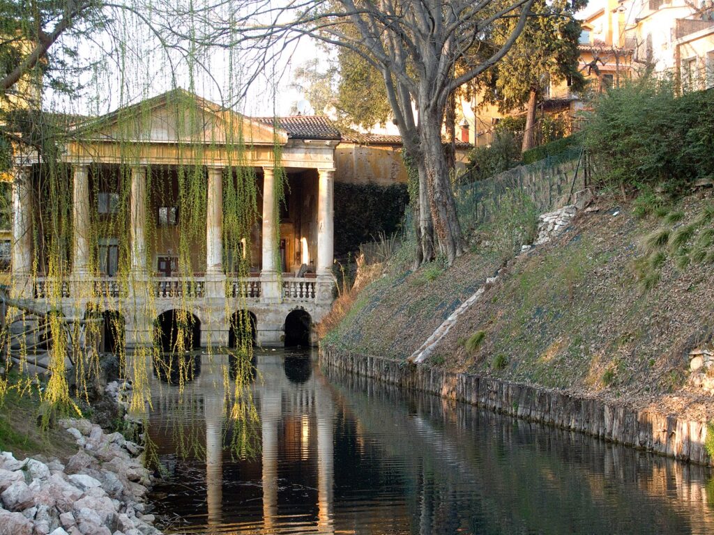 Veduta sul Seriola, uno dei fiumi di Vicenza, in particolare sulla Loggia Valmarana