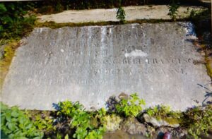 Lapide fotografata in loco, con le gambe in acqua (scatto di Paolo Olinto Panozzo)