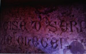 le lettere gotiche incise nell'epigrafe