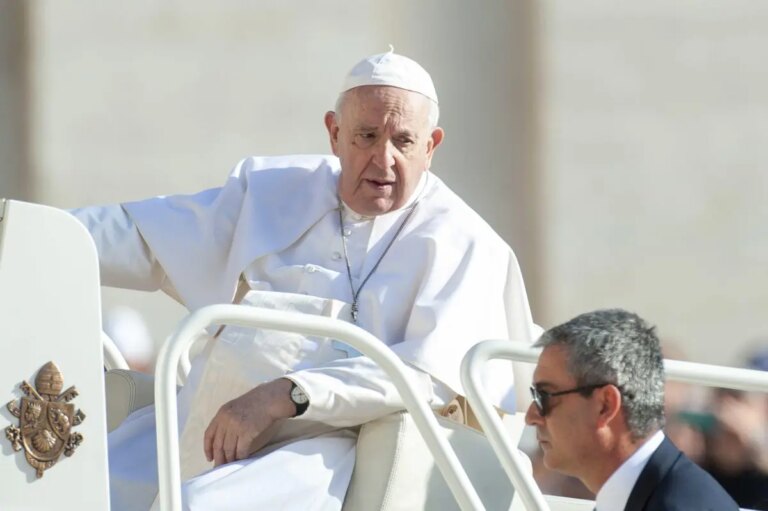 Notte tranquilla per il Papa, il messaggio ai fedeli “Pregate per me”