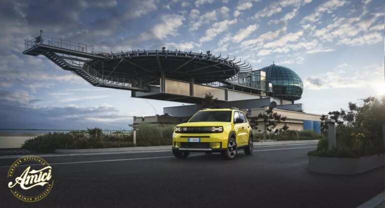 Fiat Grande Panda a fianco di “Amici” per supportare i giovani talenti