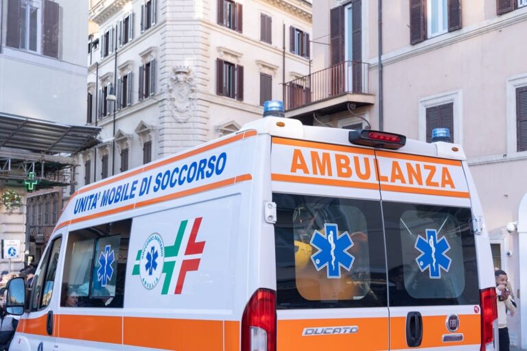 Studentessa accoltellata e uccisa in strada a Messina, caccia al presunto assassino