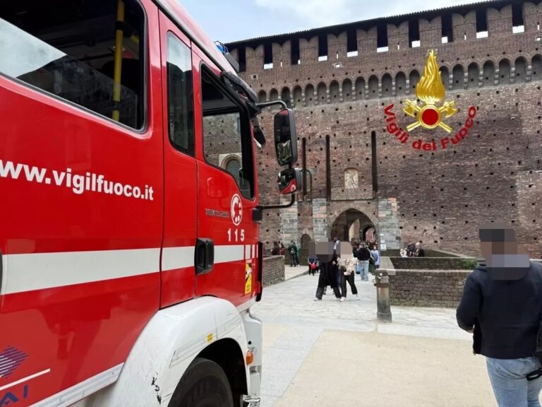 Principio di incendio al Castello Sforzesco di Milano, evacuati i visitatori
