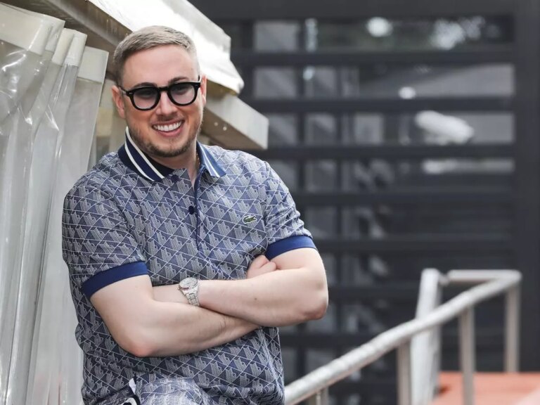 Negata una lezione di educazione sessuale, il porno attore Max Felicitas si incatena a una scuola di Gallarate