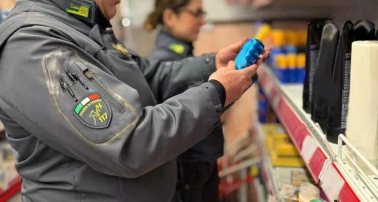 Parma, sequestrati in un emporio cinese prodotti nocivi per la salute