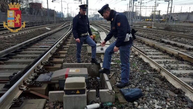 Sale sul tetto di un treno a Verona, diciannovenne muore fulminato