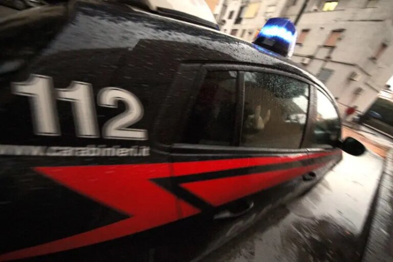 Accoltella un giovane per uno sguardo di troppo nel napoletano, arrestato un trentenne