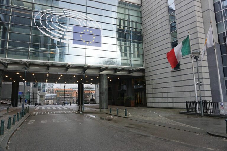 Parlamento Ue boccia l’iter giuridico per il piano di riarmo