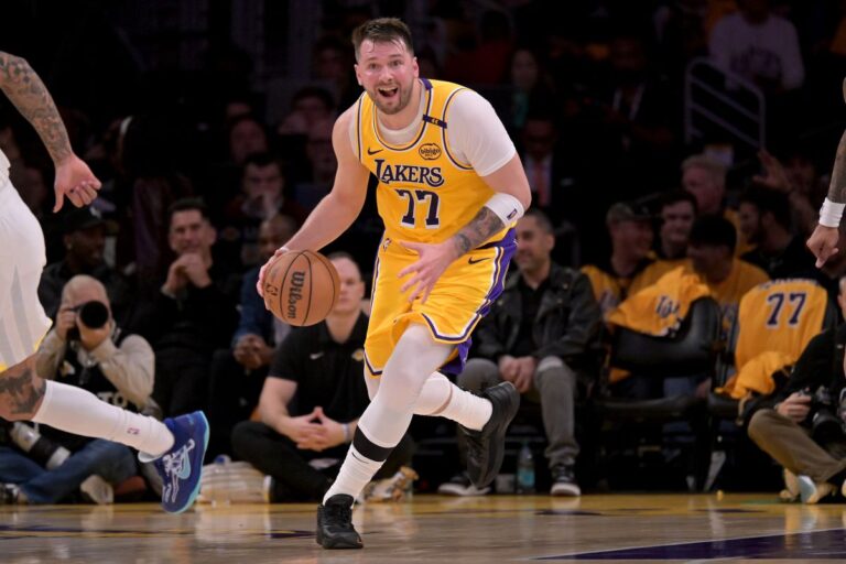 L’ex Doncic affonda Dallas e porta i Lakers ai playoff
