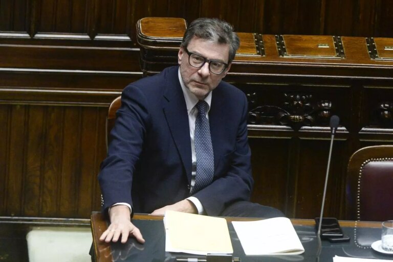 S&P alza il rating dell’Italia, Giorgetti “Premiata serietà”