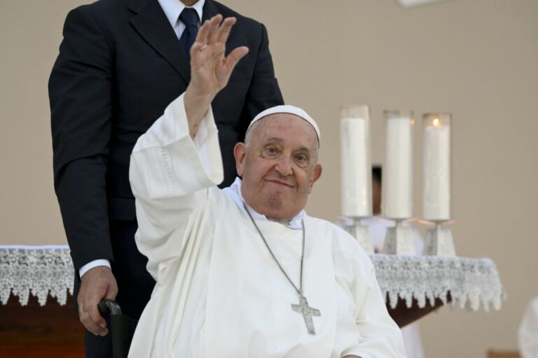 Papa Francesco è morto per ictus e arresto cardiocircolatorio. Mercoledì l’omaggio dei fedeli a San Pietro