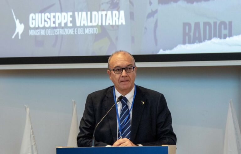 Verifiche e compiti a casa, Valditara interviene con una circolare