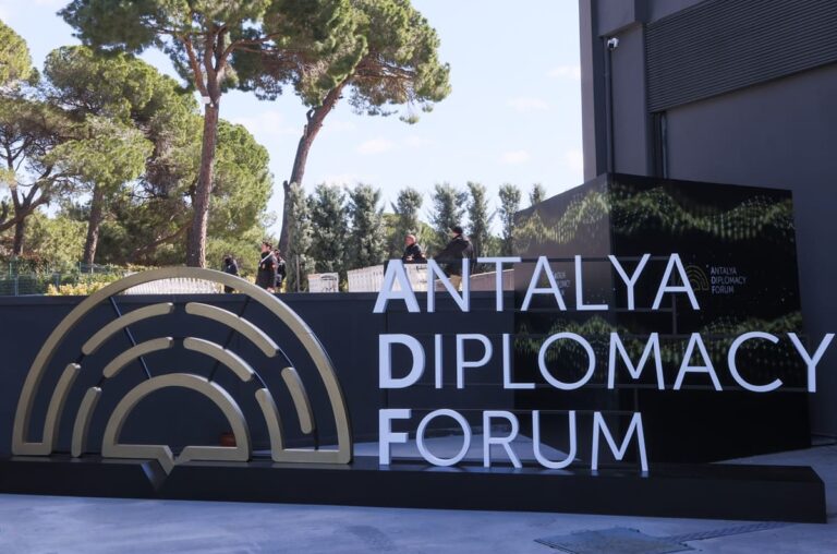 Al via in Turchia il Forum di Antalya 2025, tra i partecipanti Lavrov e al-Sharaa