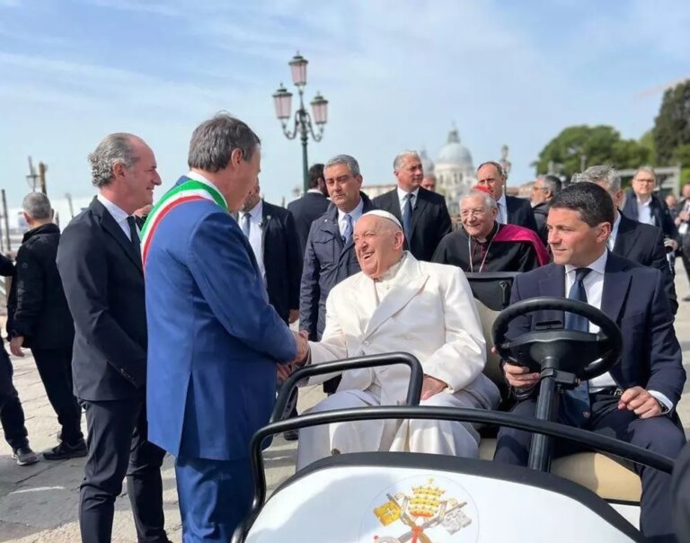 Papa Francesco, il cordoglio di Brugnaro “Ha segnato la storia del nostro tempo”