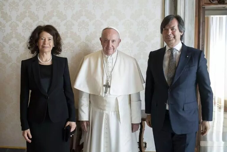 Intesa Sanpaolo, cordoglio per scomparsa Papa Francesco “Guida luminosa”