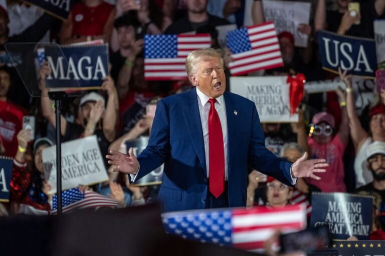 Trump festeggia i primi 100 giorni “Stiamo rendendo l’America di nuovo grande”