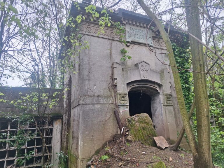 Vendeva droga in un ex cimitero di Milano, arrestato dalla Polizia
