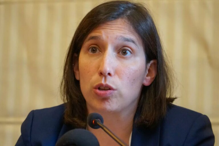 Schlein “Il problema non è dialogare con Trump, ma farlo a testa alta”