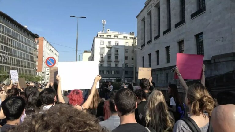 A Milano il corteo di ‘Non una di meno’ contro i femminicidi
