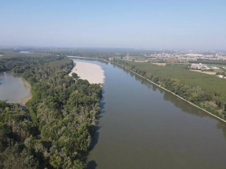 Maltempo, in Emilia Romagna scorre lenta ma costante la piena del Po