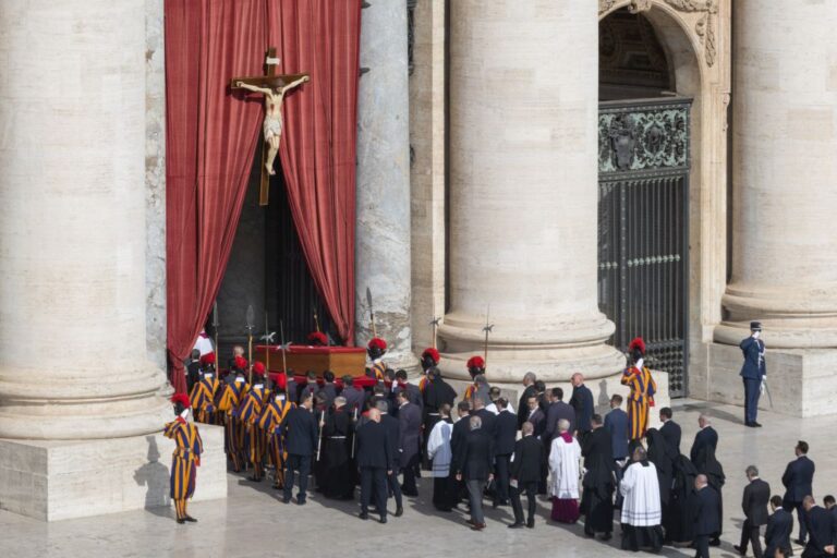 Il mondo si prepara per l’ultimo addio a Papa Francesco