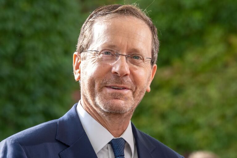 Israele, Herzog da Auschwitz “Il ritorno degli ostaggi è un imperativo universale”