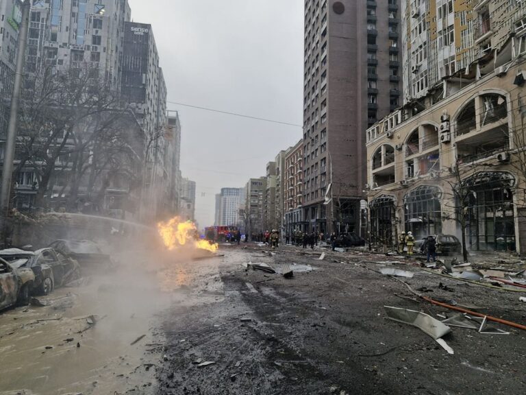 Missili e droni russi su Kiev, 9 morti e 70 feriti