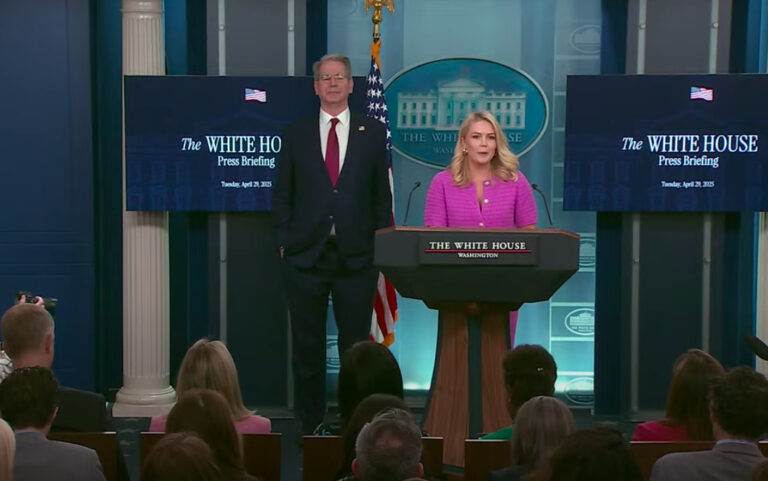 La Casa Bianca contro Amazon, la portavoce di Trump “Mostrare il costo dei dazi è un atto ostile”