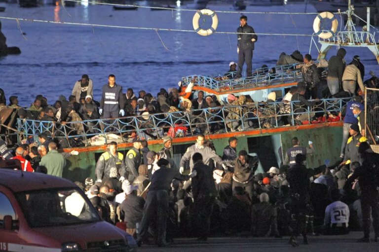 Sbarco di 344 migranti a Lampedusa, soccorsi e accompagnati all’hotspot