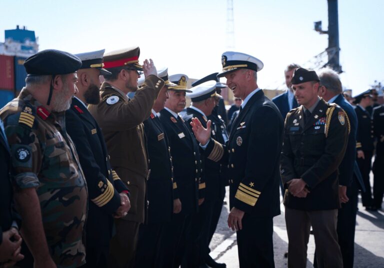 Libia, la nave Usa Mount Whitney al largo di Tripoli e Bengasi