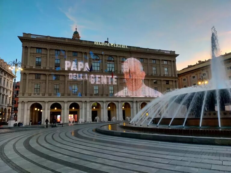 Papa Francesco, il maxischermo della Regione Liguria ricorda Bergoglio