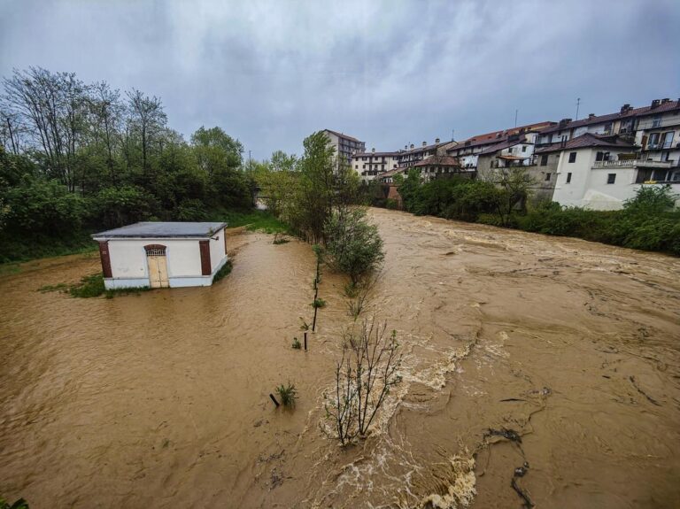 Allerta rossa per maltempo in Piemonte, fiumi esondati e strade chiuse