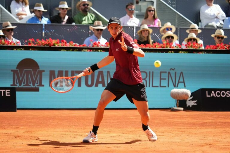 Impresa Arnaldi a Madrid, Djokovic battuto. Ok anche Musetti