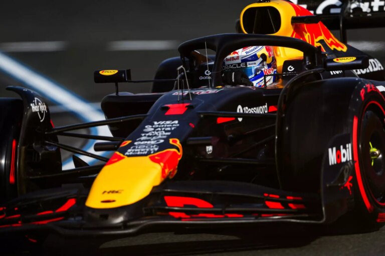 Verstappen in pole a Jeddah, Leclerc quarto e Norris a muro