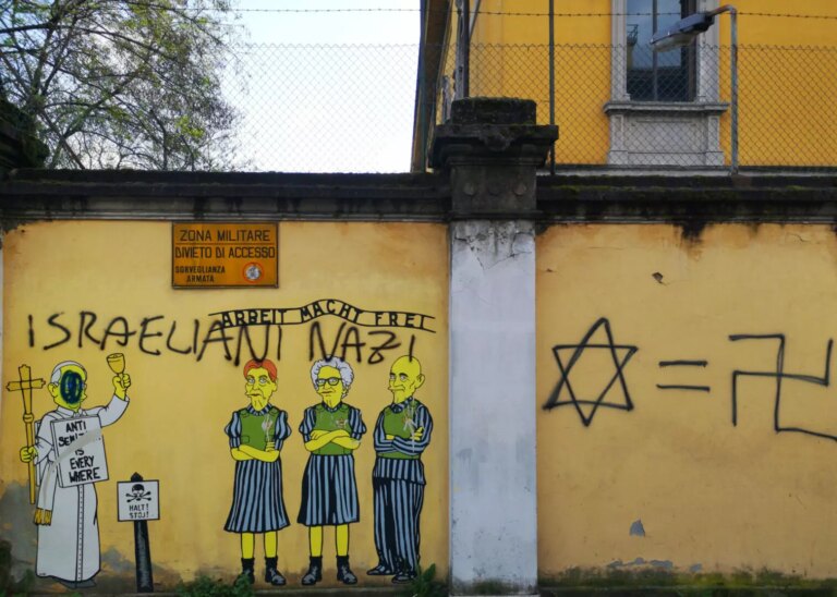 A Milano vandalizzato con una svastica il murales di Segre, Bruck e Modiano