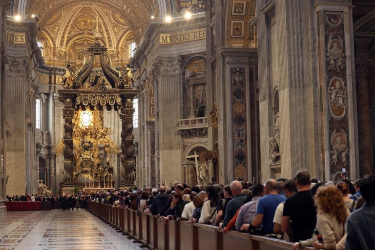 Papa Francesco, migliaia di fedeli in coda a San Pietro per l’ultimo saluto