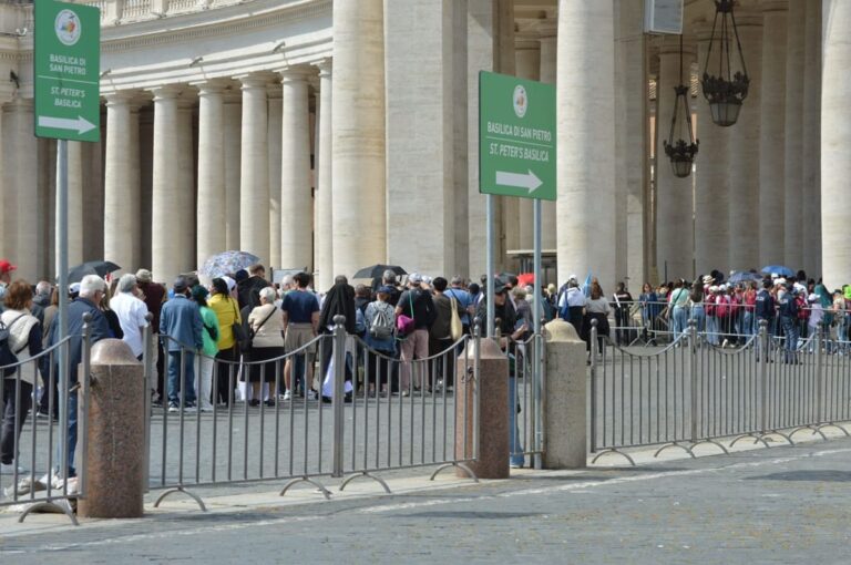 Papa Francesco, oltre 61.000 fedeli gli hanno già reso omaggio a San Pietro