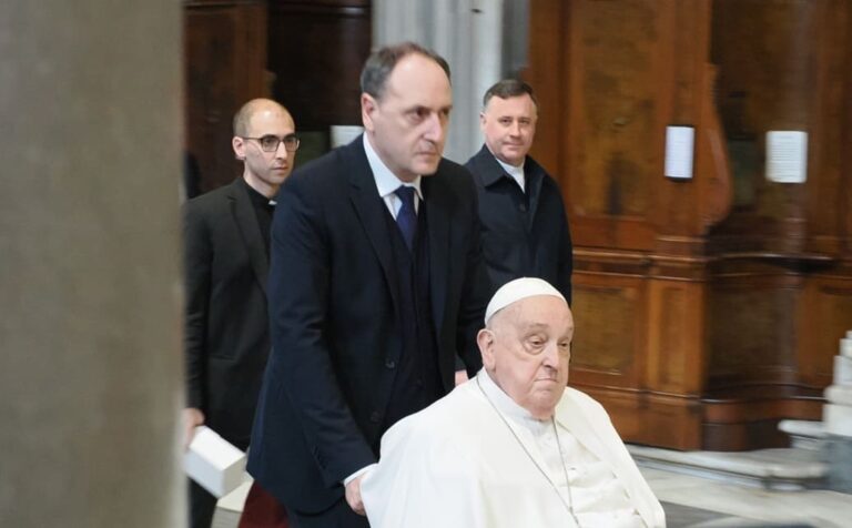 Papa Francesco, visita a sorpresa nella Basilica di Santa Maria Maggiore per pregare / VIDEO