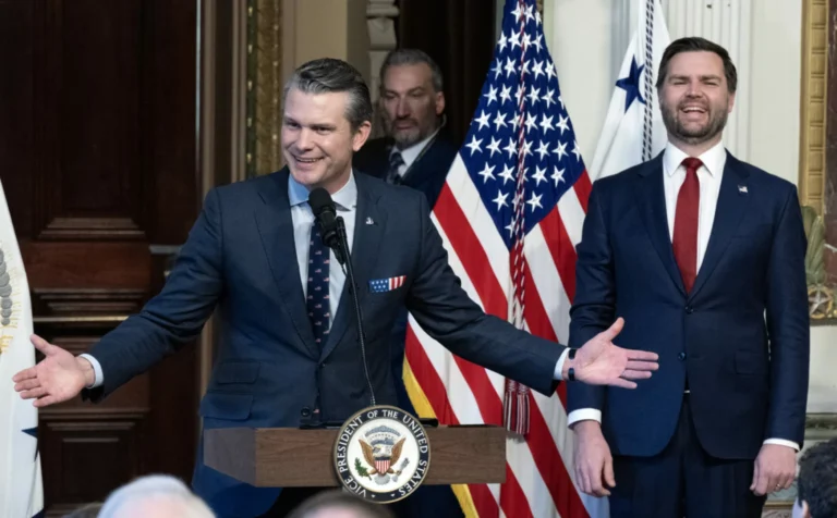Usa, Trump difende il Segretario della Difesa Hegseth nonostante un nuovo “scandalo chat”