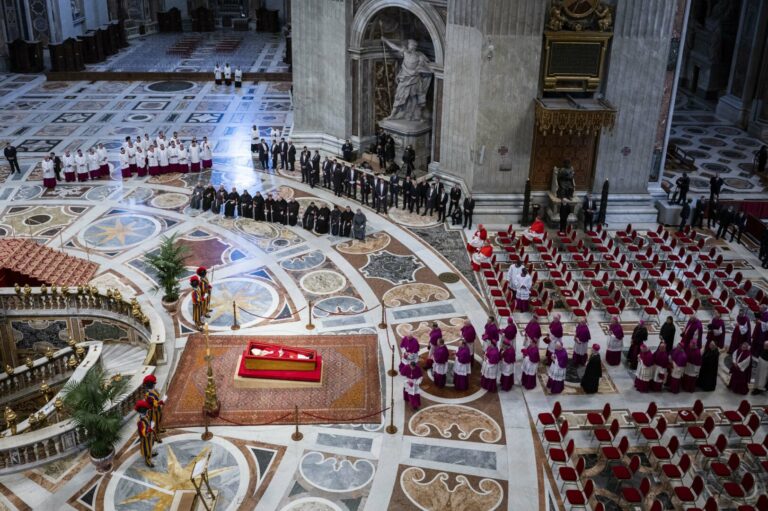 La salma di Papa Francesco è a San Pietro, oggi 20.000 fedeli per l’ultimo saluto