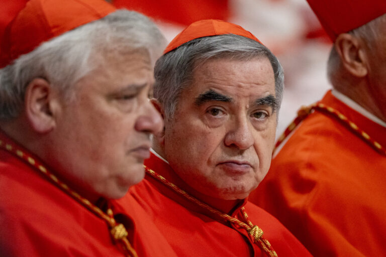 Becciu “Non entro in conclave, ma resto convinto della mia innocenza”