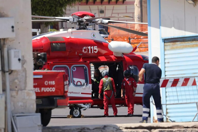 Caduta una cabina dalla funivia del Monte Faito, tre morti e un ferito grave