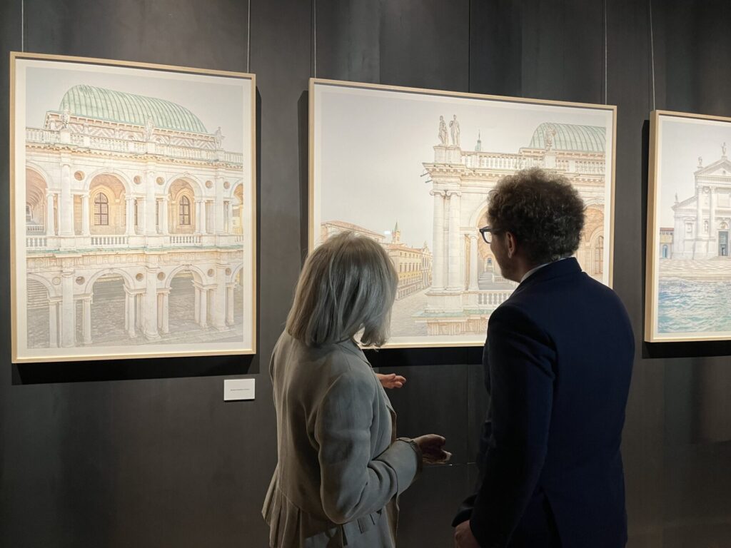 mostra basilica palladiana Il sindaco Possamai con l'artista Mussa